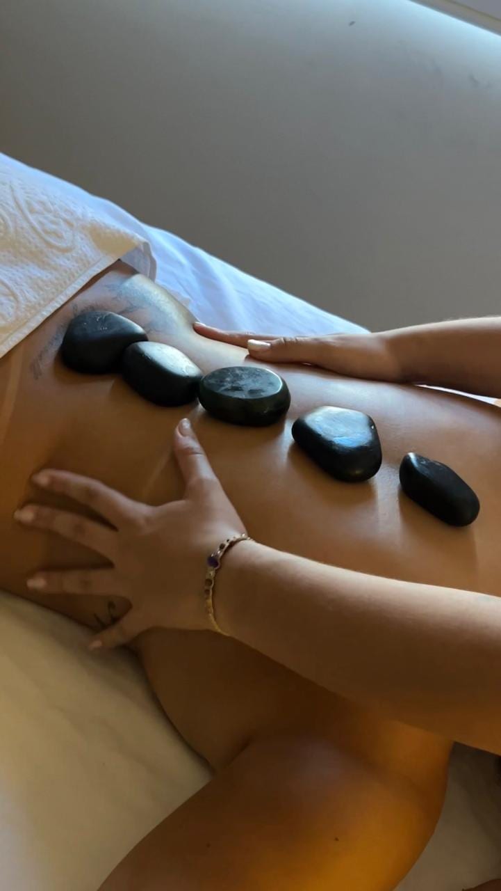 Massagem com pedras quentes